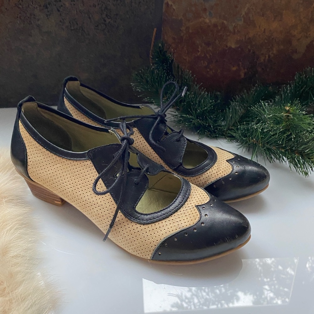 Mentha Black and Tan Oxford shoes
